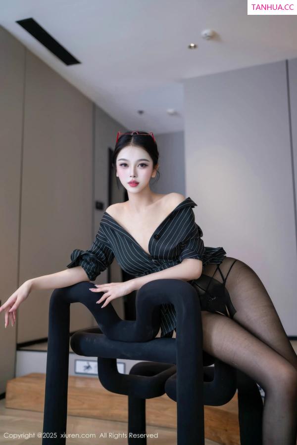   [XiuRen]高清写真图 2025.12.26 No.11160 诺诺子 开档黑丝第22张图片